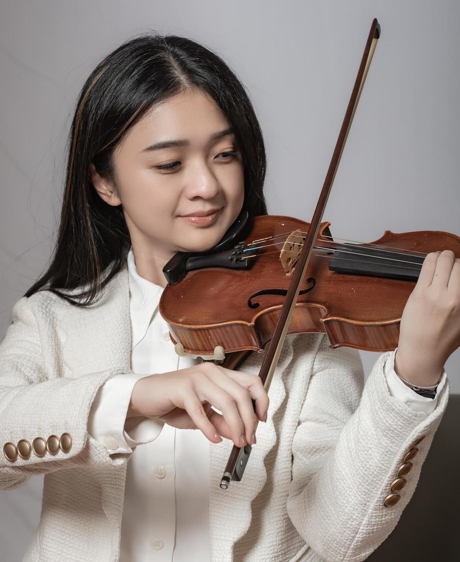 Ms Lai playing the violin
